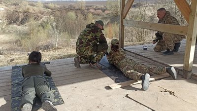 Ветеран російсько-української війни безкоштовно навчає цивільних стріляти Ветеран російсько-української війни безкоштовно навчає цивільних стріляти