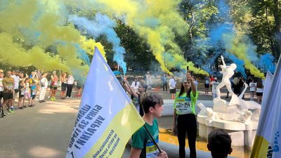 На Буковині провели благодійний забіг "Шаную воїнів, біжу за Героїв України"