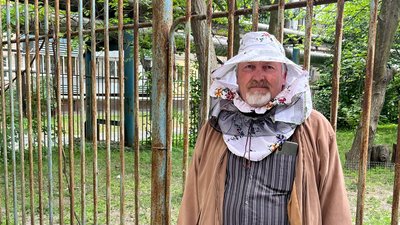 "У нас були смертельні випадки, коли була атака цілого рою". У Дніпрі біля багатоповерхівки виявили бджолиний рій "У нас були смертельні випадки, коли була атака цілого рою". У Дніпрі біля багатоповерхівки виявили бджолиний рій