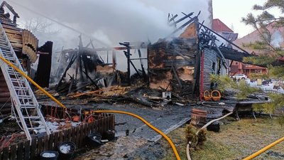 У селі Татарів на Франківщині зайнялися три котеджі У селі Татарів на Франківщині зайнялися три котеджі