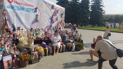 Майже 200 ляльок-мотанок сформували мапу Рівненщини: вироби продаватимуть, щоб підтримати ЗСУ
