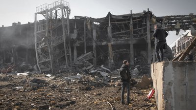 Ракета РФ зруйнувала ТЦ "Рив'єра" в Одесі та пошкодила будинки. Фоторепортаж Ракета РФ зруйнувала ТЦ "Рив'єра" в Одесі та пошкодила будинки. Фоторепортаж