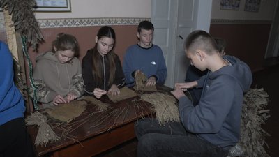 Діти готують нитки для кікімори