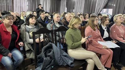 В Ужгороді відбулося засідання круглого столу "Кожній дитині — родину!" В Ужгороді відбулося засідання круглого столу "Кожній дитині — родину!"