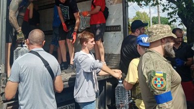 105 тонн. Одеські волонтери роздавали миколаївцям питну воду у пляшках 105 тонн. Одеські волонтери роздавали миколаївцям питну воду у пляшках