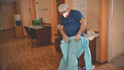 "Ми як на війні, та перемоги ще немає": один день з лікарем ковідного відділення в Одесі "Ми як на війні, та перемоги ще немає": один день з лікарем ковідного відділення в Одесі