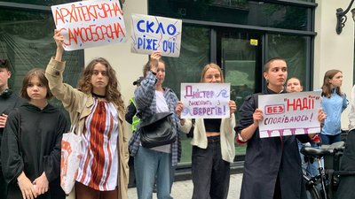 "Дністер вийшов з берегів". У Франківську люди вимагають розісклити колонаду готелю "Дністер вийшов з берегів". У Франківську люди вимагають розісклити колонаду готелю