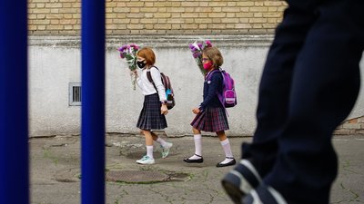 "Діти не можуть вчитися зі склом": фоторепортаж "першого дзвоника" на тлі другого року пандемії