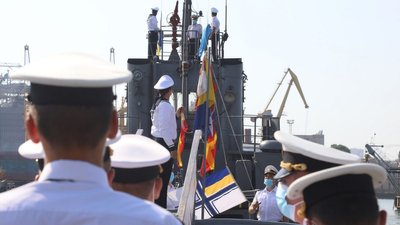На буксирі ВМС підняли український та кримськотатарський прапори На буксирі ВМС підняли український та кримськотатарський прапори