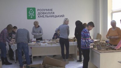 Хмельничани та вимушені переселенці виготовляють окопні свічки для військових Хмельничани та вимушені переселенці виготовляють окопні свічки для військових