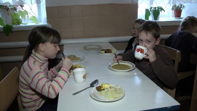 Менше хліба, без цукру та поки без фруктів – у Новгород-Сіверській школі №2 перейшли на нове меню Менше хліба, без цукру та поки без фруктів – у Новгород-Сіверській школі №2 перейшли на нове меню