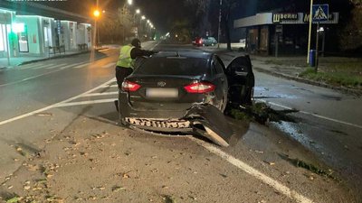 ДТП в Ужгороді: водій легковика заїхав на коло ДТП в Ужгороді: водій легковика заїхав на коло