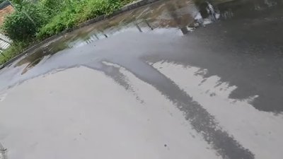 "Лилася водоспадом". У Франківську на дорогу майже два тижні витікає водопровідна вода "Лилася водоспадом". У Франківську на дорогу майже два тижні витікає водопровідна вода