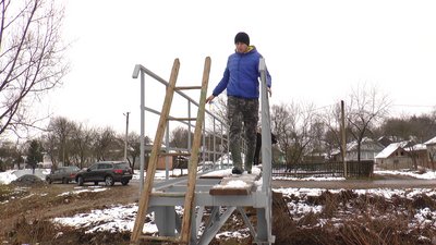 "Ми ніби на острові": у прикарпатському селі через недобудований міст до хворих не доїжджає швидка "Ми ніби на острові": у прикарпатському селі через недобудований міст до хворих не доїжджає швидка