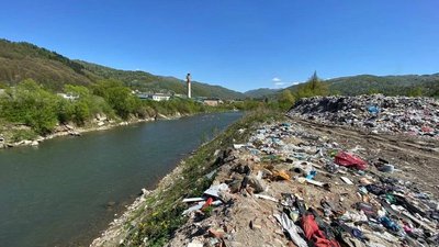 Тонни сміття, що пливуть Тисою в Угорщину: розслідування журналістів