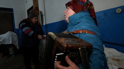 На Коропщині давні сохачівські щедрівки жінки співають за роботою і донині