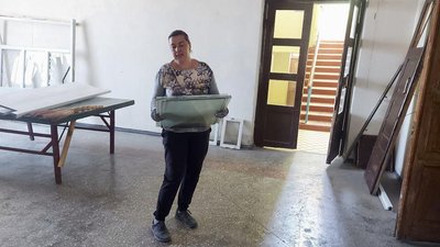 Олена Вітковська виносить вибите вибуховою хвилею скло, 21 серпня 2023. Олена Вітковська виносить вибите вибуховою хвилею скло, 21 серпня 2023.