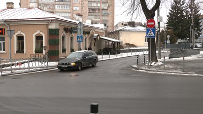 "Наші вуличкі дуже вузькі": односторонній рух запровадили на двох вулицях у Рівному "Наші вуличкі дуже вузькі": односторонній рух запровадили на двох вулицях у Рівному