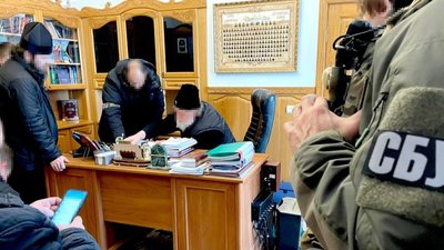 Співробітники СБУ проводять обшуки в Почаївській лаврі Співробітники СБУ проводять обшуки в Почаївській лаврі