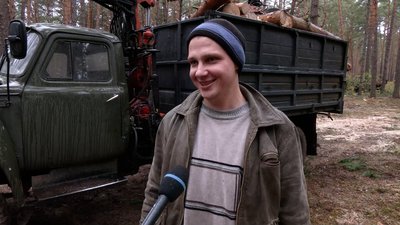 Виріс попит та черги на дрова: як на Чернігівщині люди готуються до холодів Виріс попит та черги на дрова: як на Чернігівщині люди готуються до холодів