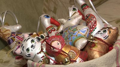 Черкащанка створює ялинкові прикраси Черкащанка створює ялинкові прикраси
