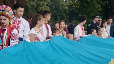 Ужгородці пройшли ходою зі 100-метровим прапором Ужгородці пройшли ходою зі 100-метровим прапором