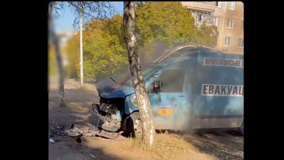 Пошкоджена обстрілом машина волонтерів