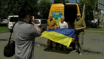 "В хлопців немає води". Волонтери з Волині повезли на Схід гуманітарну допомогу