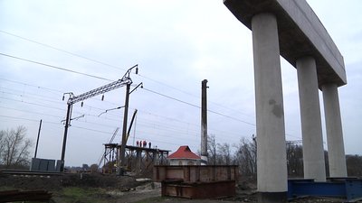 На Житомирщині на чверть завершили будівництво мосту через залізницю на трасі Житомир-Чернівці На Житомирщині на чверть завершили будівництво мосту через залізницю на трасі Житомир-Чернівці