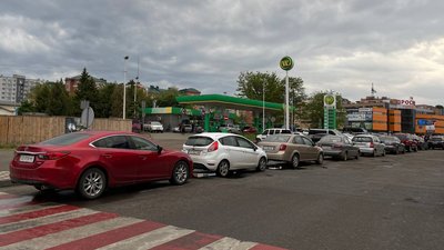 Черги на заправках та завищення цін. Яка ситуація з браком палива на Буковині