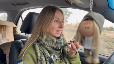 Волонтерка телефонує до рідних Волонтерка телефонує до рідних