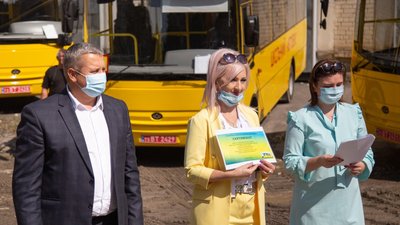 11 шкільних автобусів передали навчальним закладам Тернопільщини