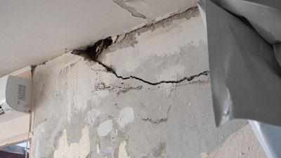 Пошкоджена обстрілом стіна будинку