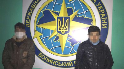 Їхали в багажнику: на Рівненщині виявили двох нелегалів з Азії Їхали в багажнику: на Рівненщині виявили двох нелегалів з Азії