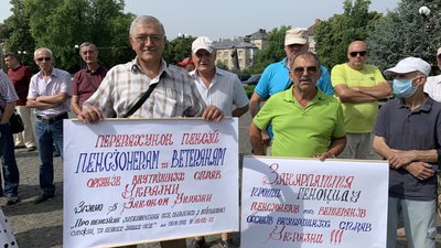 Військовослужбовці-пенсіонери вийшли на акцію в Ужгороді: що вимагали Військовослужбовці-пенсіонери вийшли на акцію в Ужгороді: що вимагали