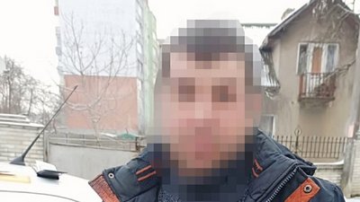Поліцейські затримали чоловіка, який просив гроші за нібито знайдені документи на автомобіль