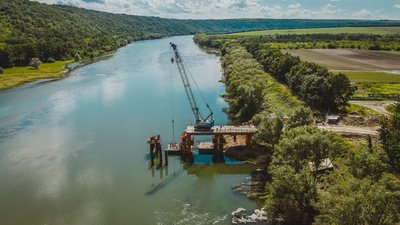 На Вінниччині збудували 96 метрів тимчасового мосту через Дністер до Молдови На Вінниччині збудували 96 метрів тимчасового мосту через Дністер до Молдови