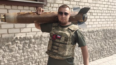 "Ворог сам донатить собі на смерть". У Миколаєві відкрилася виставка картин з уламків снарядів волонтера з Херсонщини "Ворог сам донатить собі на смерть". У Миколаєві відкрилася виставка картин з уламків снарядів волонтера з Херсонщини