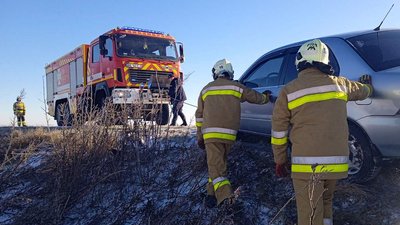 Через негоду три автомобілі з'їхали у кювет. На дорогах Миколаївщини ожеледиця