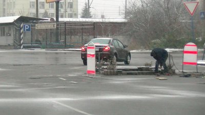 Біля ТЦ у Луцьку демонтували шлагбаум та контейнер охорони. Позиції сторін Біля ТЦ у Луцьку демонтували шлагбаум та контейнер охорони. Позиції сторін