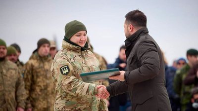 Олена Дубина, санінтрукторка зі Слов'янської бригади отримала відзнаку
