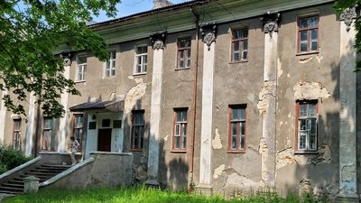 У будівлі замку розташована школа та музей У будівлі замку розташована школа та музей