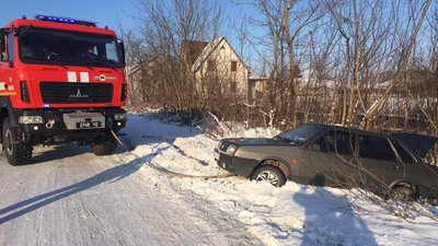 На Волині рятувальники витягли зі снігу автобус і чотири авто На Волині рятувальники витягли зі снігу автобус і чотири авто