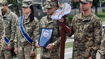 Ордени посмертно: у Житомирі родинам загиблих воїнів передали державні нагороди Ордени посмертно: у Житомирі родинам загиблих воїнів передали державні нагороди