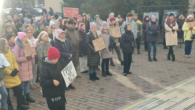 У Черкасах під міськрадою відбулася акція "Гроші на ЗСУ" У Черкасах під міськрадою відбулася акція "Гроші на ЗСУ"