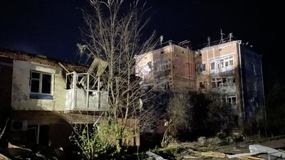 Під Полтавою армія РФ влучила у двоповерховий житловий гуртожиток Під Полтавою армія РФ влучила у двоповерховий житловий гуртожиток