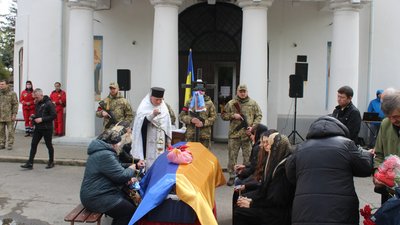 У Полтаві попрощалися із полеглим солдатом Максимом Кирпанем