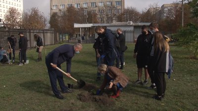 "Алея вільних людей": у Черкасах студенти садили дерева "Алея вільних людей": у Черкасах студенти садили дерева