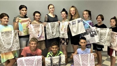 Вихованці дитбудинку з Войнівки шиють екоторбини