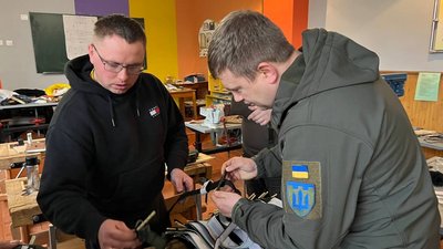 На Рівненщині у ліцеї виготовляють медичні турнікети. Ініціатива отримала критику